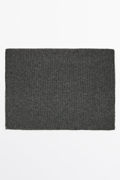 Knitted scarf made of 100% cashmere. - 1