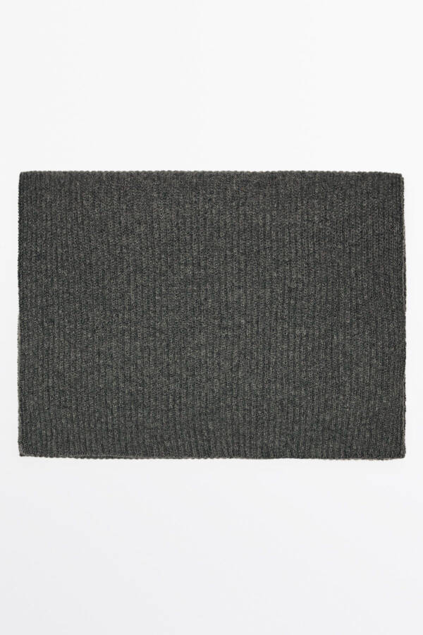 Knitted scarf made of 100% cashmere. - 1