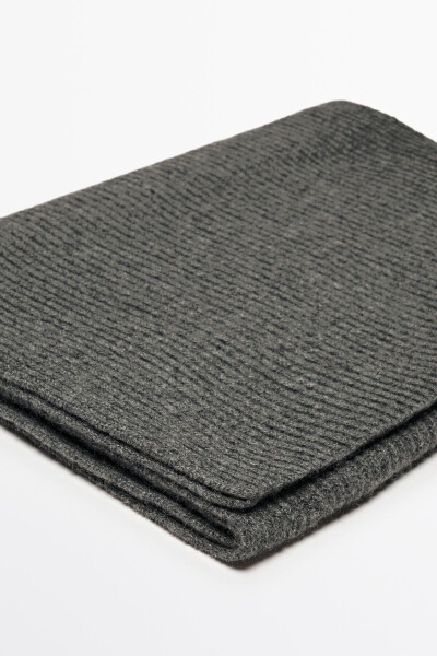 Knitted scarf made of 100% cashmere. - 2