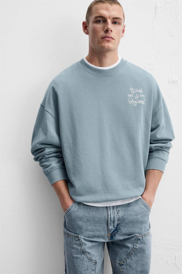 Kontrast baskılı mavi sweatshirt - 5