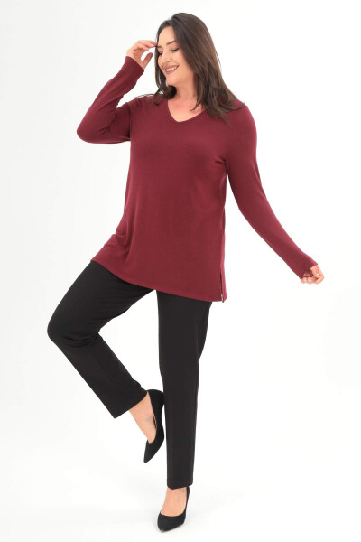 Large size burgundy basic blouse, V-neck and slit. - 2