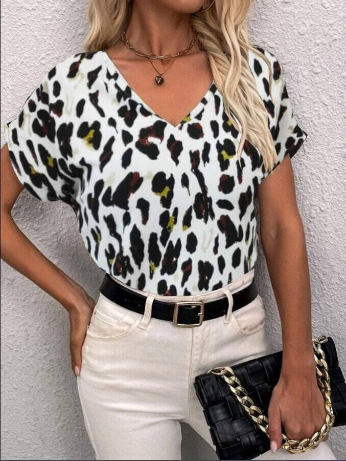 Leopard print, short sleeve, V-neck crepe blouse. - 1