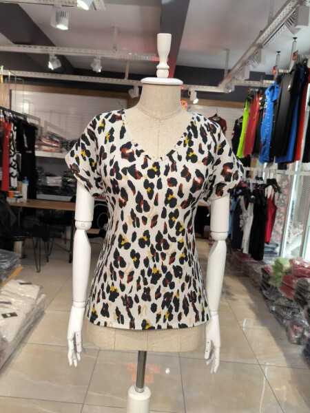 Leopard print, short sleeve, V-neck crepe blouse. - 5