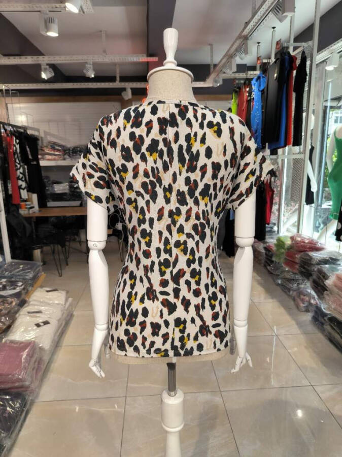 Leopard print, short sleeve, V-neck crepe blouse. - 6