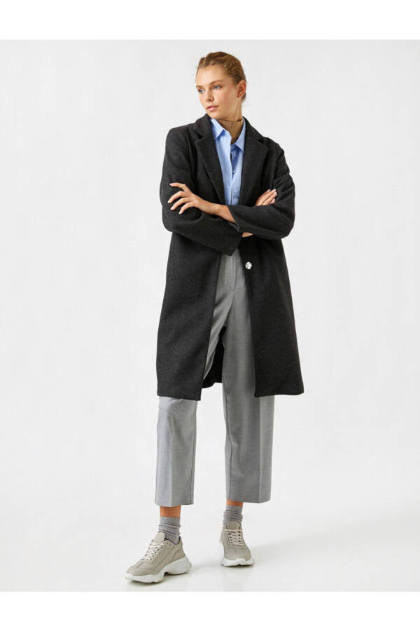 Long coat with bright stone buttons and a layered collar - 1