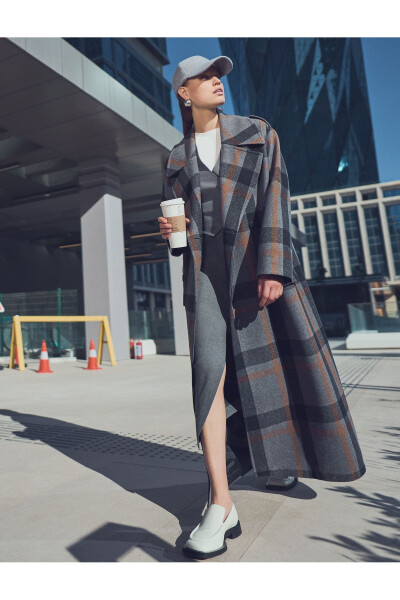 Long, double-breasted, buttoned, flap pocket cashmere coat. - 9