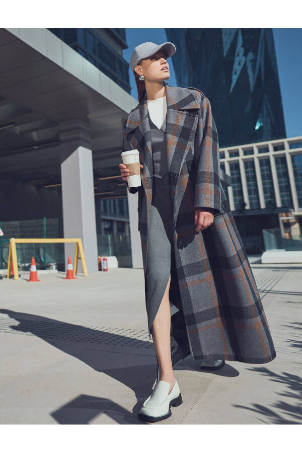 Long, double-breasted, buttoned, flap pocket cashmere coat. - 9