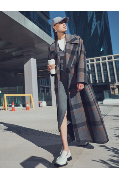 Long, double-breasted, buttoned, flap pocket cashmere coat. - 1