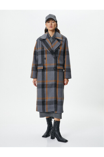 Long, double-breasted, buttoned, flap pocket cashmere coat. - 4