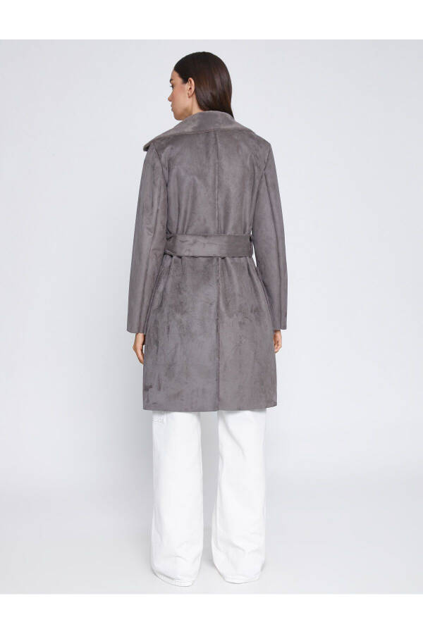 Long, suede-look coat with a belt and wide collar. - 4