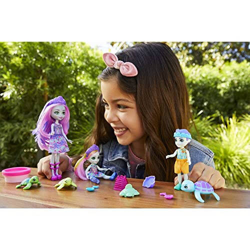 Mattel Enchantimals Aile Oyuncak Seti, Tinsley Kaplumbağa Bebek (6 inç) Küçük Kardeş Bebekler (4 inç) ve 3 Deniz Kaplumbağası Hayvan Figürüyle, 3 Yaş ve Üzeri Çocuklar İçin Harika Bir Hediye - 6