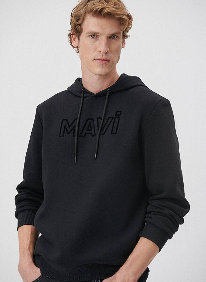 Mavi kapüşonlu siyah erkek sweatshirt - 1