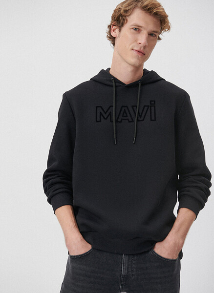 Mavi kapüşonlu siyah erkek sweatshirt - 2