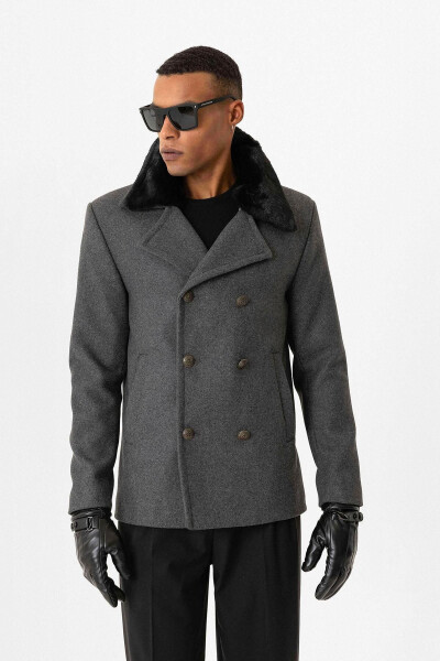 Men's coat with anthracite fur collar and double-breasted closure. - 3