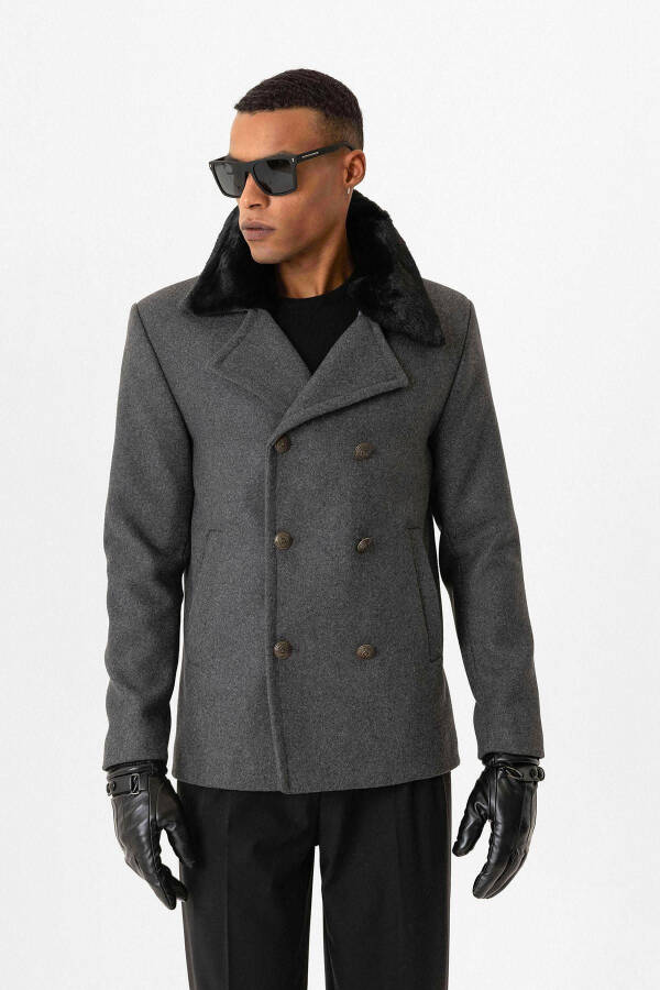 Men's coat with anthracite fur collar and double-breasted closure. - 3