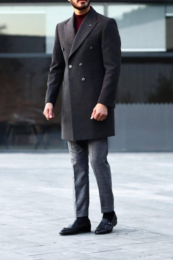 Men's double-breasted coat with wide lapels, modern cut. - 3