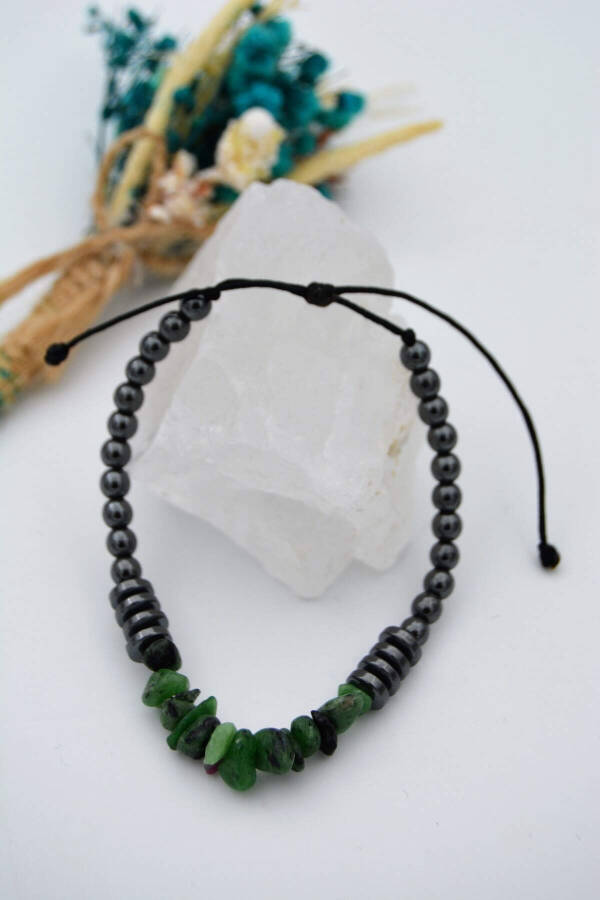 Metal-free, anti-allergic, real emerald and hematite stone healing bracelet. - 1