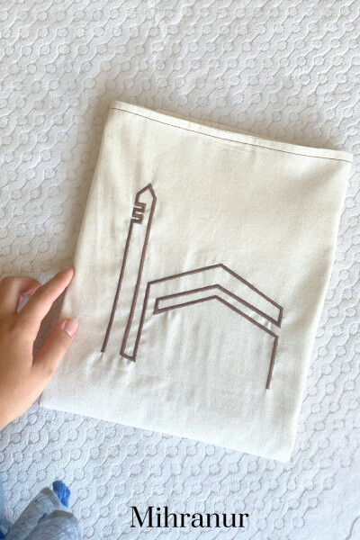 Minimal linen prayer rug with Kaaba embroidery. Perfect for dowry, trousseau or gift. - 1