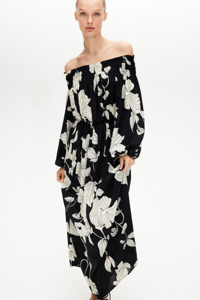 Off-shoulder dress with a gathered bodice - 1