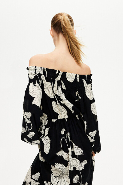 Off-shoulder dress with a gathered bodice - 4