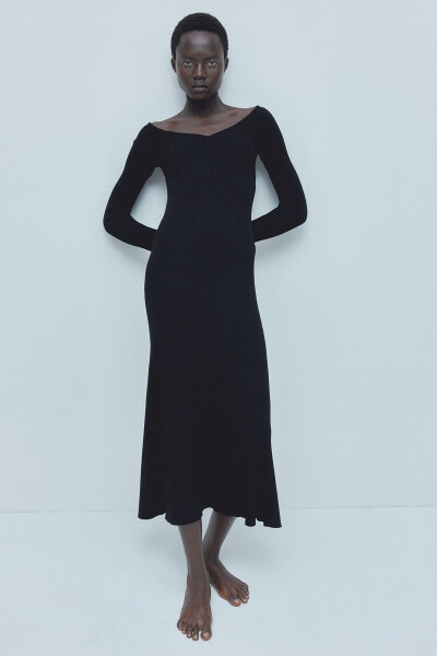 Open shoulder dress with elastic knit detail. - 3