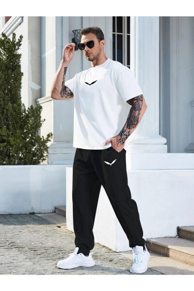 Oq T-shirt Qora Jogger Shimlar - Chop etilgan Yuqori va Pastki Sport Kiyimlari Oversize Krujka Yoqasi - 1