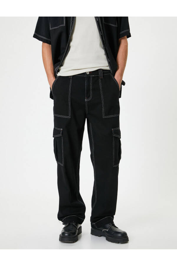 Oversized cargo pants with contrasting color details and wide legs. - 9