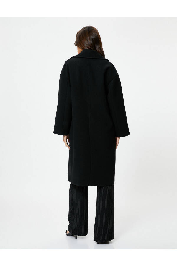 Oversized, double-breasted long coat. - 4