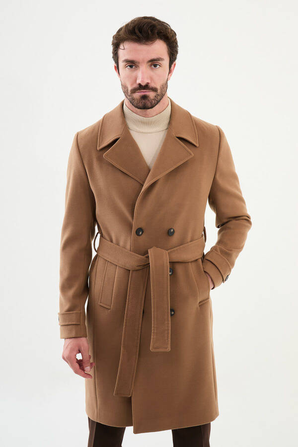 Peacoat with a pointed collar - 1