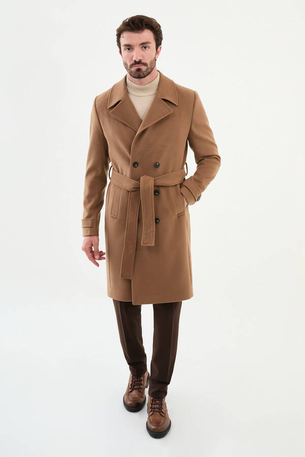 Peacoat with a pointed collar - 3