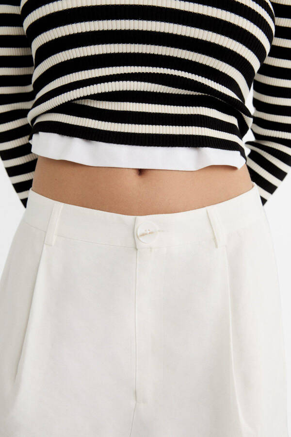 Pleated flowy shorts - 4