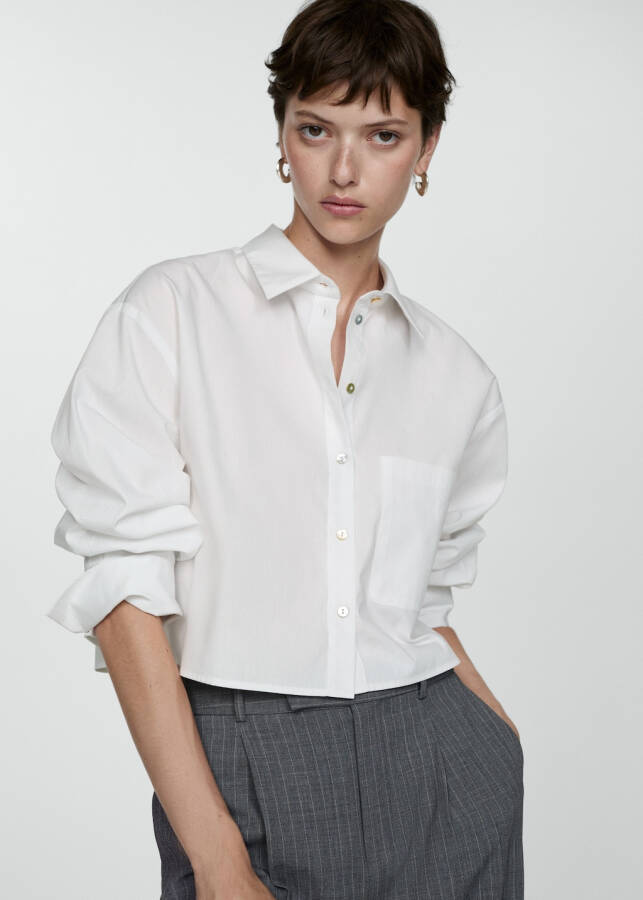 Pocketed, off-white crop shirt - 10