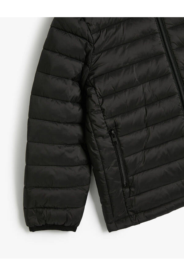 Puffer jacket with hood and pockets, zipper closure. - 7