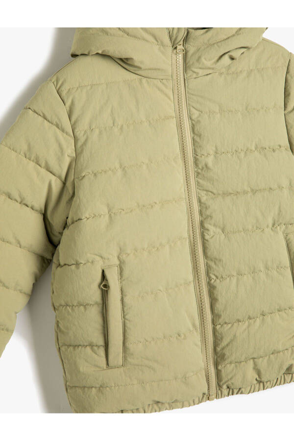 Puffer jacket with hood, fleece lining, pockets and label detail. - 7