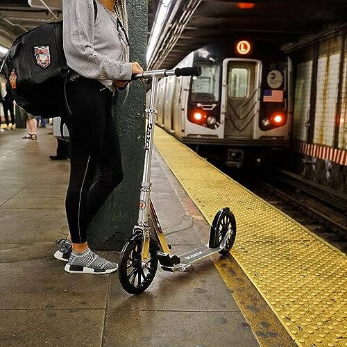 Razor A6 Çocuklar İçin 8 Yaş ve Üzeri Kick Scooter - Ekstra Uzun Direksiyon Simidi ve Daha Uzun Platform, 10” Üretan Tekerlekler, Çatırtı Önleyici Teknoloji, 220 lbs'ye Kadar Binici İçin - 6