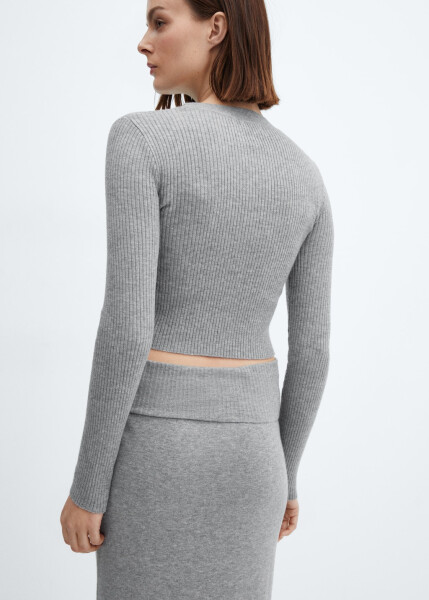 Round neck, medium knit gray ribbed sweater. - 18