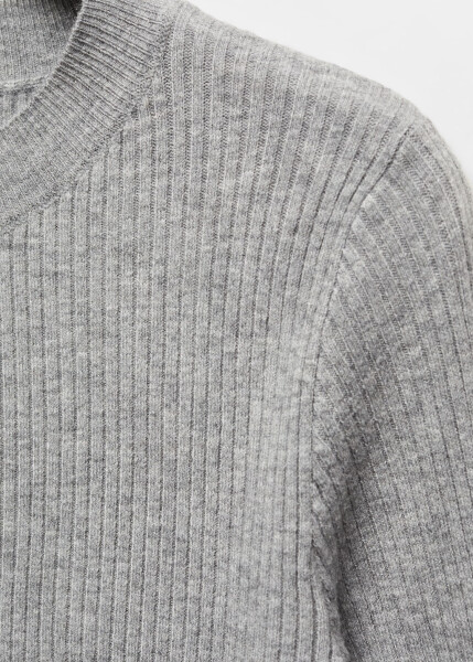 Round neck, medium knit gray ribbed sweater. - 20