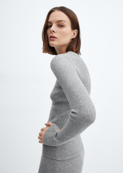 Round neck, medium knit gray ribbed sweater. - 21