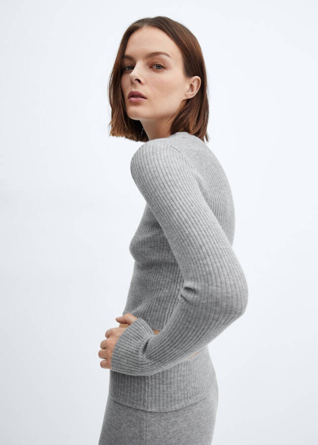 Round neck, medium knit gray ribbed sweater. - 21