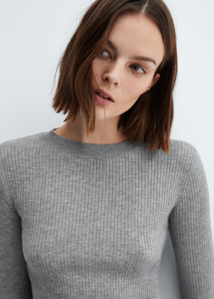 Round neck, medium knit gray ribbed sweater. - 22