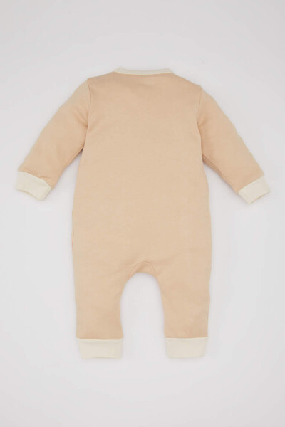 Safari print long-sleeved jumpsuit for newborn baby boy. - 5