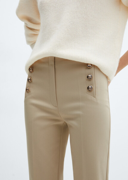 Short buttoned trousers - 18