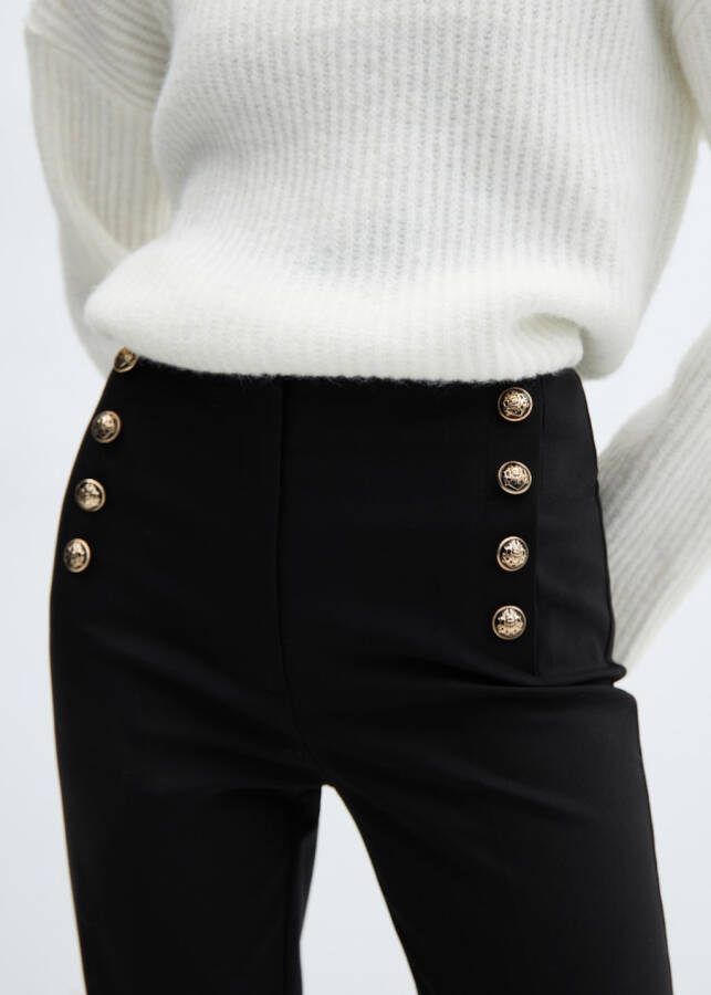 Short buttoned trousers - 11