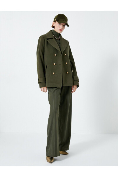 Short cashmere coat with a double-breasted closure, pocket details and gold buttons. - 1