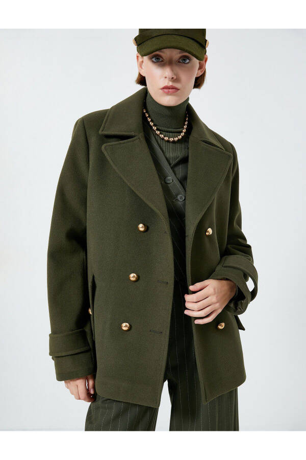 Short cashmere coat with a double-breasted closure, pocket details and gold buttons. - 2