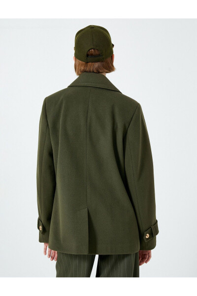 Short cashmere coat with a double-breasted closure, pocket details and gold buttons. - 4