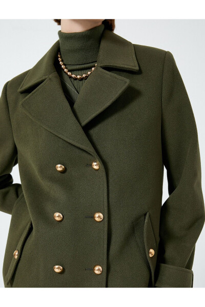 Short cashmere coat with a double-breasted closure, pocket details and gold buttons. - 5