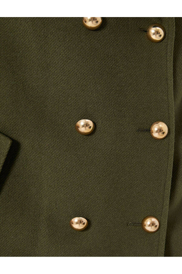 Short cashmere coat with a double-breasted closure, pocket details and gold buttons. - 6