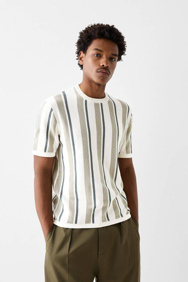 Short-sleeved textured striped t-shirt - 1