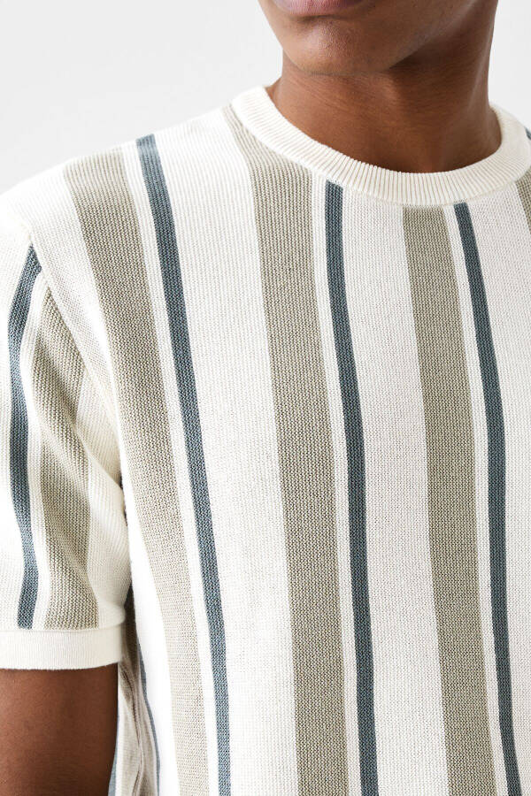 Short-sleeved textured striped t-shirt - 6